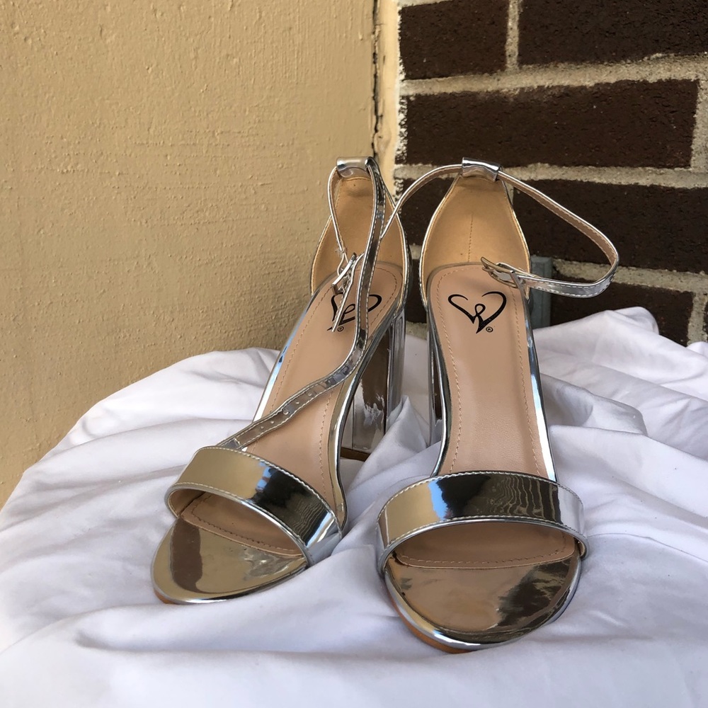 Silver Heels 👠 - Picture 2 of 2